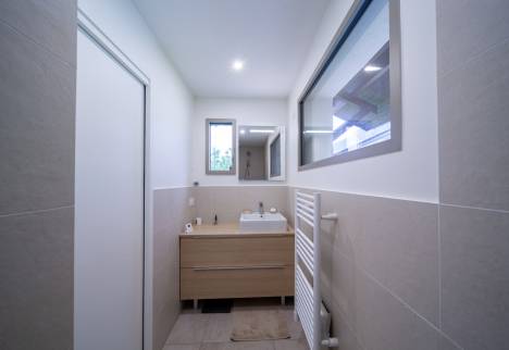 Une salle d'eau supplémentaire dans la chambre parentale