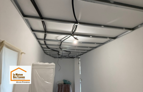 Création d’un nouveau réseau électrique avec passage des gaines dans le faux plafond lors de la rénovation complète d’un appartement à Aix-en-Provence.