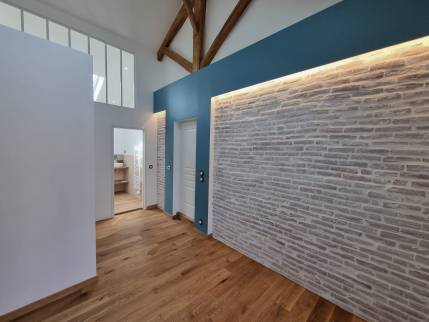 Création d'une suite parentale dans le grenier avec mur en pierre rénové - Bouc-Bel-Air 13