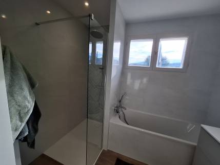 Salle de bain rénovée avec baignoire et douche - Ambérieu-en-Bugey 01500