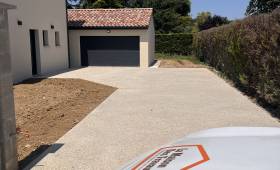 Création d'une allée de garage en béton lavé - Chabeuil 26120