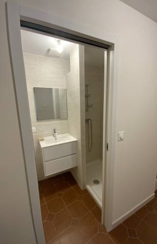 salle de bain appartement rénové La Maison Des Travaux Alès