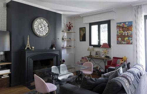 Le mur de la cheminée peint en noir