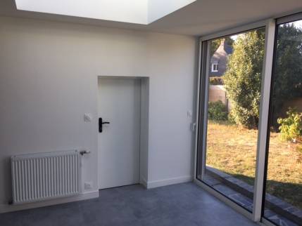 Baie vitrée coulissante en alu sur une extension de maison à Nantes 44