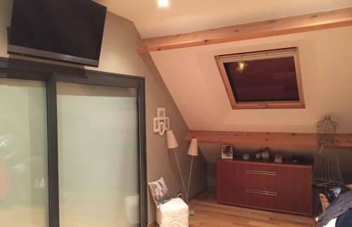 Chambre avec TV murale