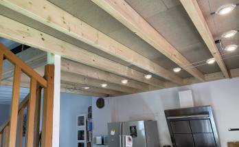 mezzanine en épicea au dessus de la cuisine