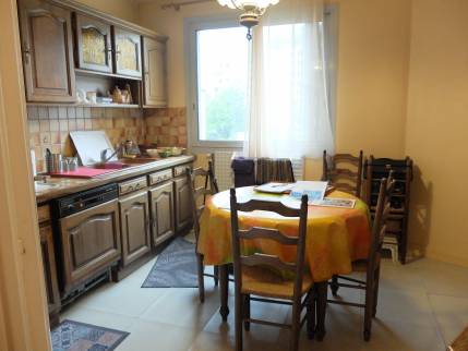 Fontaines Saint Martin (69270) : vue de la cuisine avant travaux