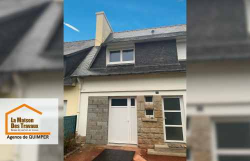 La façade en pleine transformation, avec l’ancienne porte de garage remplacée par une nouvelle entrée, en attente des finitions et de l’isolation.