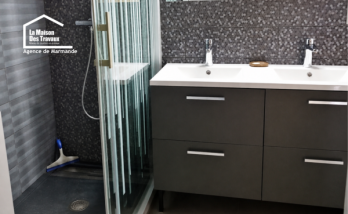 Salle de bain rénovée à Casteljaloux, douche confortable et sol en carrelage imitation bois chaleureux.