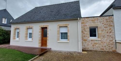 Ravalement d'une maison avec enduit et parement pierres collé à Trégueux près de Saint Brieuc