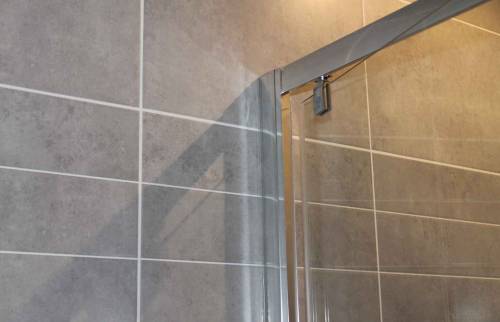 Salle de bains - Rénovation d'une maison avec frangement entre le salon et la cuisine et accès par une passerelle à Nantes (44)