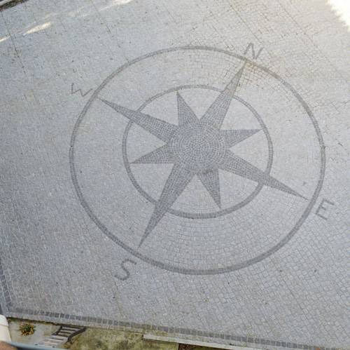 Aménagement terrasse dans un jardin d'une maison