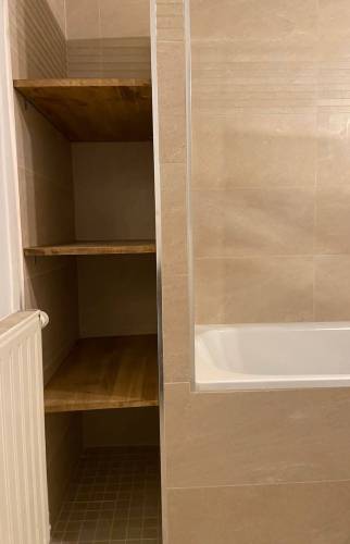 Pose d'étagères sur mesure dans une salle de bain rénovée à Bouc-Bel-Air (13)