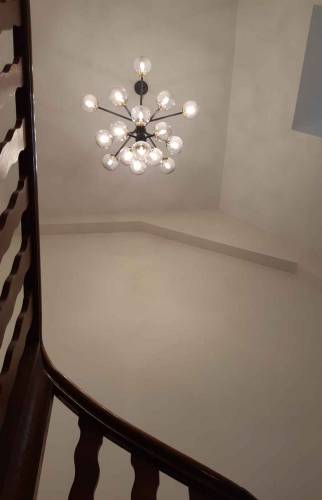 Luminaire et peinture dans la cage d'escalier à Saint Louis