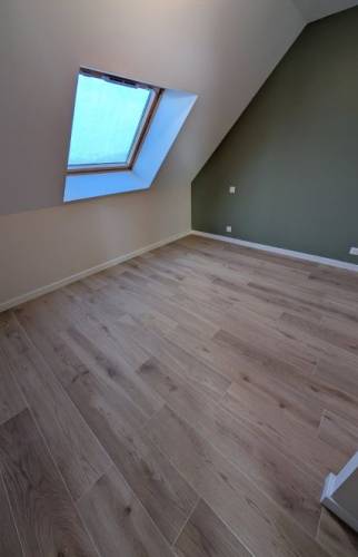 Chambre rénovée avec parquet – rénovation complète de l’étage