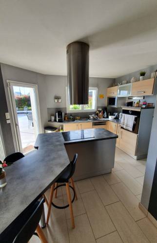 Cuisine avant transformation : espace mal agencé à Pont-Péan - Vue 2