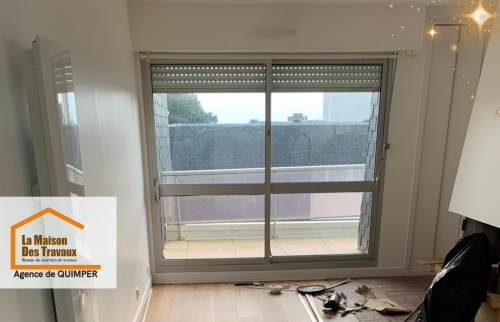 Sa finition légèrement satinée capte et reflète la lumière naturelle qui inonde l’espace à travers les larges baies vitrées, agrandissant visuellement l’appartement tout en renforçant son côté chaleureux. 