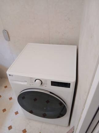 salle de bain avec un lave linge