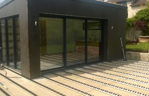 Construction d’une piscine avec belle terrasse en bois