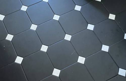Création du sol de la salle de bain dans l'esprit d'origine 