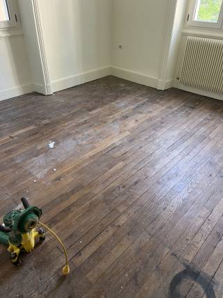 Ancien parquet massif avant travaux de rénovation d'appartement - Bourg-en-Bresse 01000