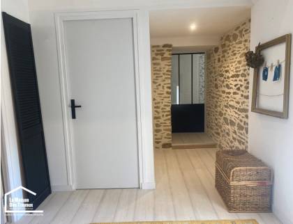 Espace convivial sous comble maison Surzur