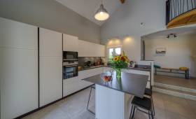 Une cuisine moderne, épurée, lumineuse