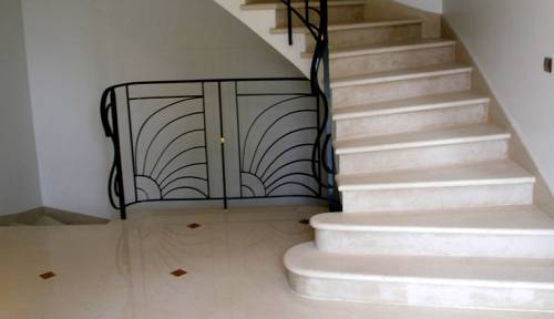 Entrée et escalier après rénovation 