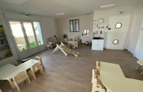 salle d'éveil tables micro crèche La Maison Des Travaux Alès
