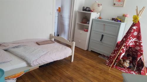 Chambre d'une petite fille avec parquet massif
