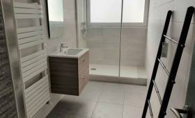 salle de bain avec douche à l'italienne et meuble vasque suspendu