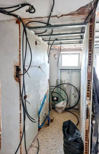 Passage des réseaux avant pose des doublages et plafonds BA13