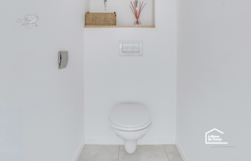 WC suspendu intégré dans un espace épuré lors de la rénovation intérieure d’une maison à Aix-en-Provence.