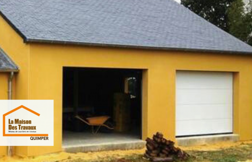 Travaux de couverture pour un garage et atelier proche de Quimper : pose de la structure bois et préparation de la toiture garantissant solidité et conformité technique.