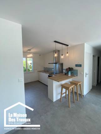 Cuisine ouverte moderne avec îlot central, rénovation complète à Arzon