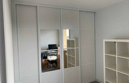 Pose d'un dressing dans une chambre