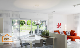 L'espace lumineux de la salle à manger avec de grandes baies vitrées, offrant une vue dégagée sur le jardin.