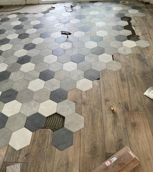 Carrelage imitation parquet avec insertion de carreaux hexagonaux divers gris