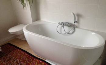 Baignoire sabot et WC suspendu à Saint Louis