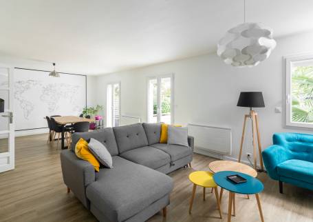 Salon séjour aménagée et décoré avec des matériaux tendance