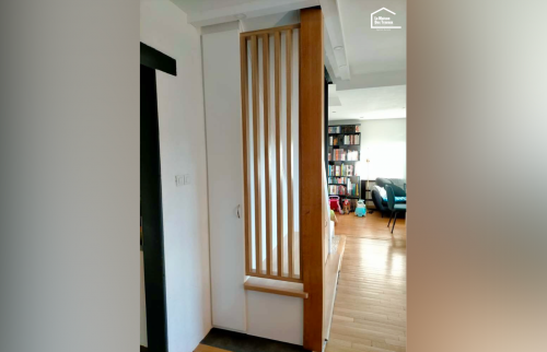 Aménagement coin lecture sous escalier