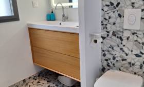 Aménagement de salle de bain pour enfants avec meuble vasque et WC suspendus - Pornic 44210