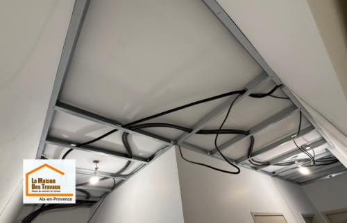 Remplacement complet de l’installation électrique d’un appartement à Aix-en-Provence avec nouveau tableau électrique, passage des gaines et préparation du faux plafond dans le cadre d’une rénovation complète.