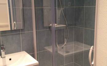 Salle de bain moderne et fonctionnelle