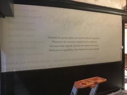 Pose d'une toile tendue aux murs et aux plafonds 