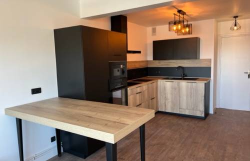 Cuisine rénovée avec la table d'angle