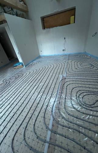 Installation du plancher chauffant avant la réalisation de la chape.