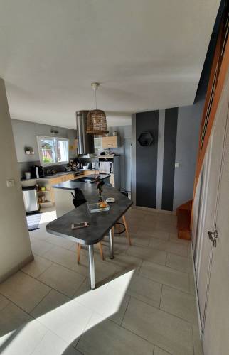 Cuisine obsolète avant rénovation à Pont-Péan - Vue 1