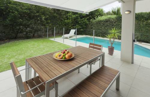 terrasse vue sur piscine