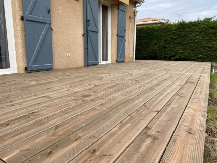 Revêtement de sol en pin Douglas sur une terrasse en béton rénovée - Montauban 82000